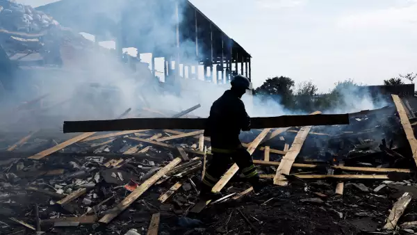 Un bombero ucraniano retira los escombros en una fábrica destruida por un ataque ruso en la ciudad de Slovyansk, en una zona afectada por la guerra en el este de Ucrania, mientras continúa el ataque de Rusia en Ucrania, en la región de Donetsk, Ucrania