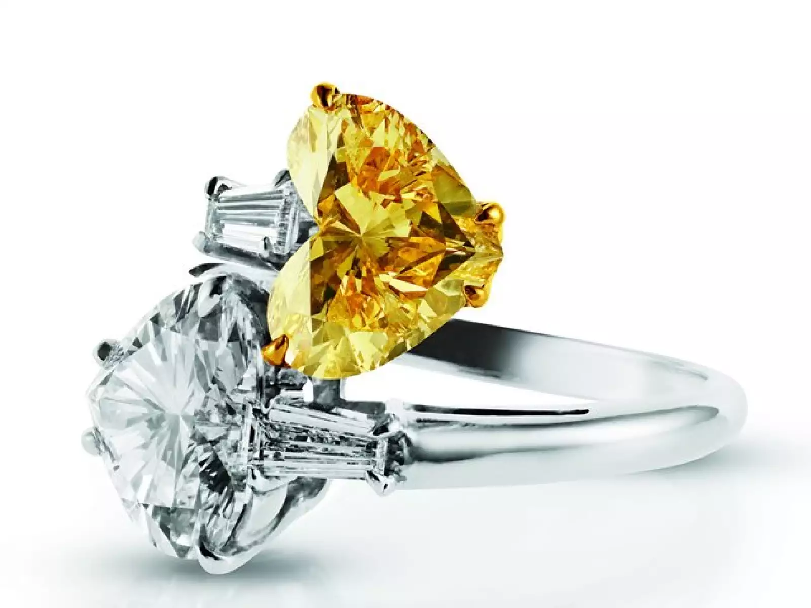 BERGER. Anillo de diamantes con corte de corazón.