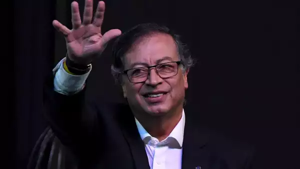 El presidente colombiano Gustavo Petro saluda a su llegada a la reunión entre el gobierno, el liderazgo de la guerrilla del Ejército de Liberación Nacional (ELN) y las organizaciones civiles en Bogotá el 3 de agosto de 2023.