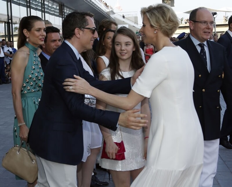 Gad Elmaleh, novio de Carlota Casiraghi y padre de su hijo Raphael, se saluda con Charlene de Mónaco ante la atenta mirada de Alexandra de Hannover.