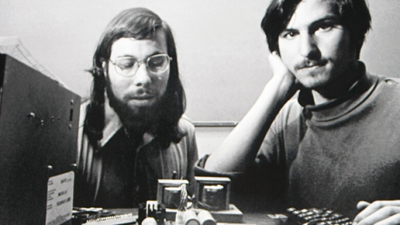 Su amigo Bill Fernandez le presentó al joven ingeniero Steve Wozniak, con quien fundó la empresa de la manzana. Su primer producto, Apple I, fue construido en madera y con una placa de circuitos.