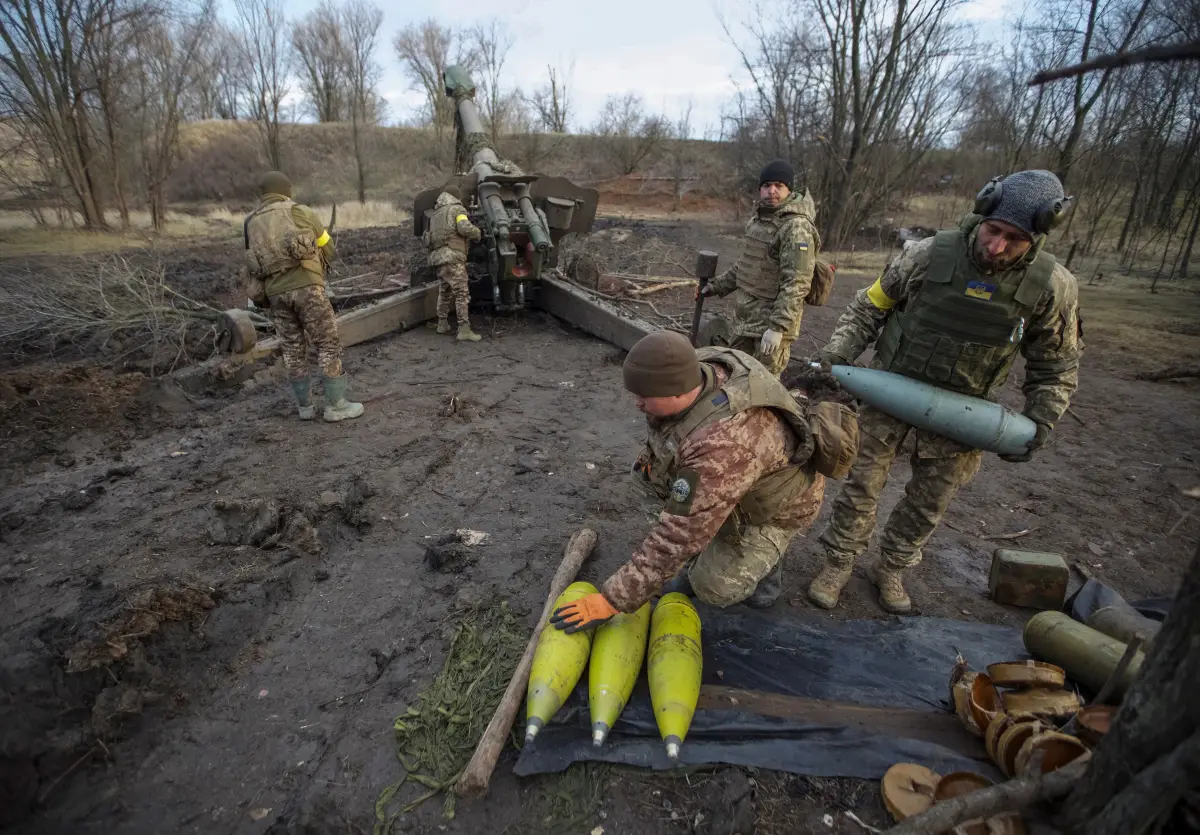 Los militares ucranianos preparan proyectiles de cañón antes de dispararlos hacia las posiciones de las tropas rusas, en medio del ataque de Rusia a Ucrania, en la región de Donetsk, Ucrania.