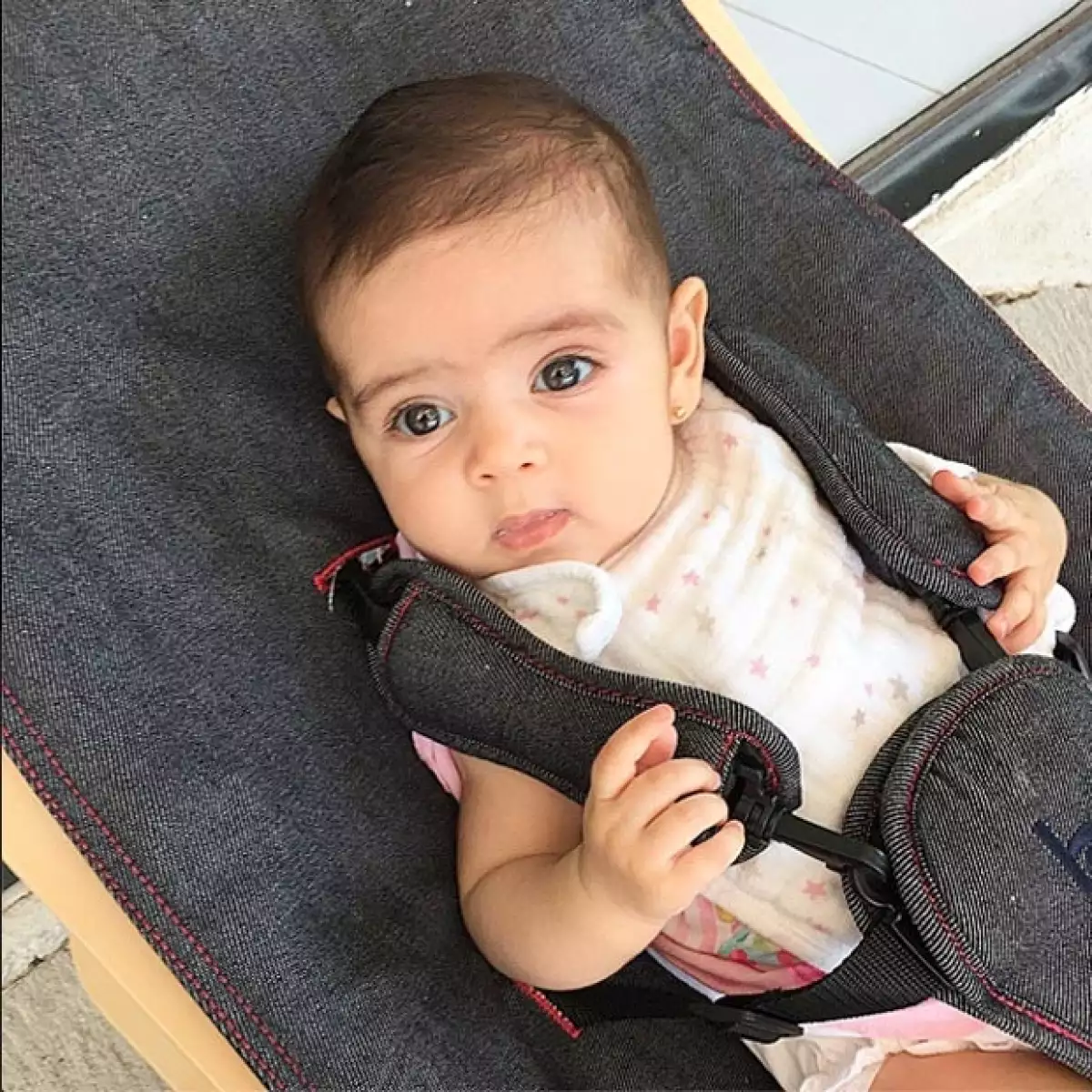 La pareja compartió con sus seguidores una fotografía de su segunda hija a tres meses de su nacimiento.