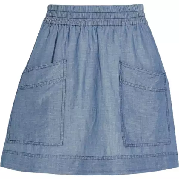 Una falda de jeans retro es un must.