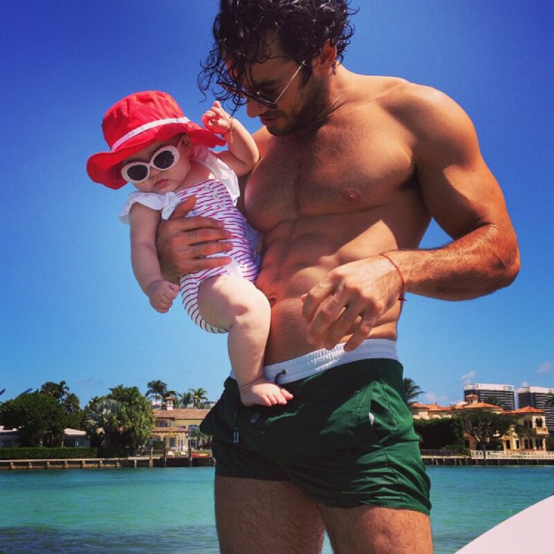 La modelo argentina presumió a su hija y a su novio en esta contrastante imagen.