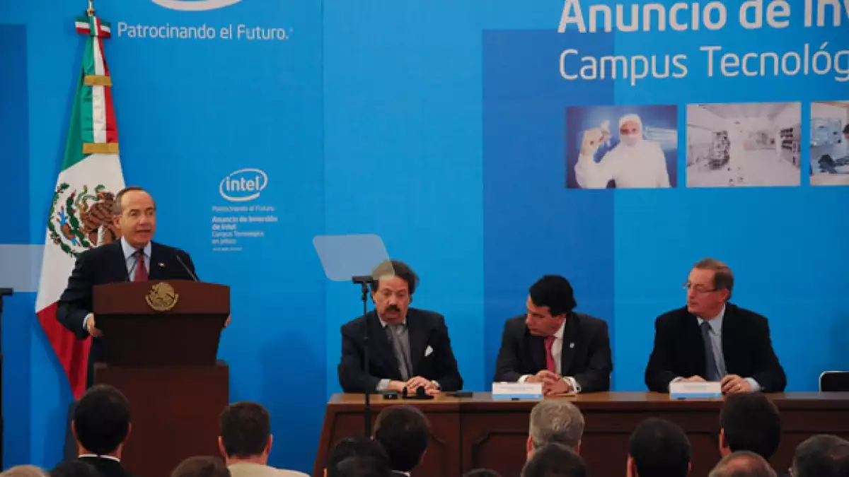 El presidente Felipe Calderón (i), acompañado de los secretarios de Comunicaciones y Transportes, Juan Molinar, de Economía, Gerado Ruiz