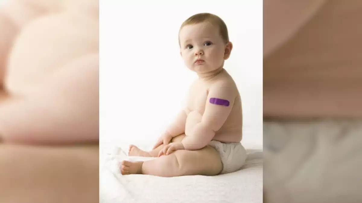 un bebe recibe una vacuna