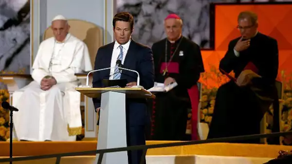 El actor de la película que gira en torno a un grosero oso de peluche, se disculpó con el Papa Francisco durante su visita a Estados Unidos.