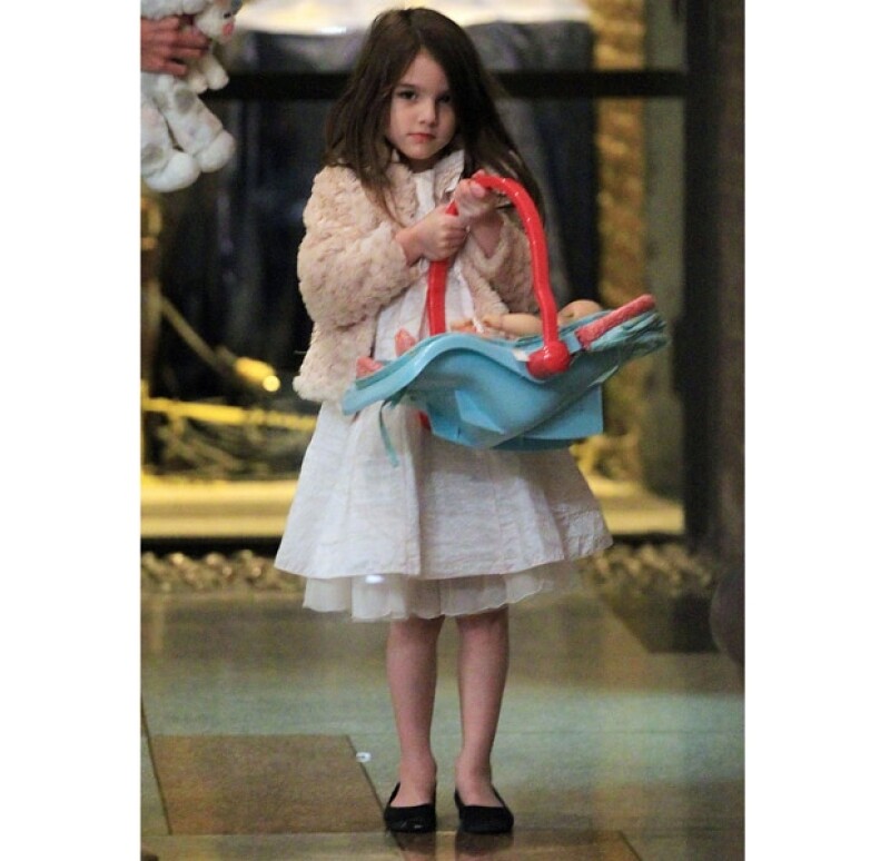 Suri muy coqueta luego de espantar a los fotógrafos.