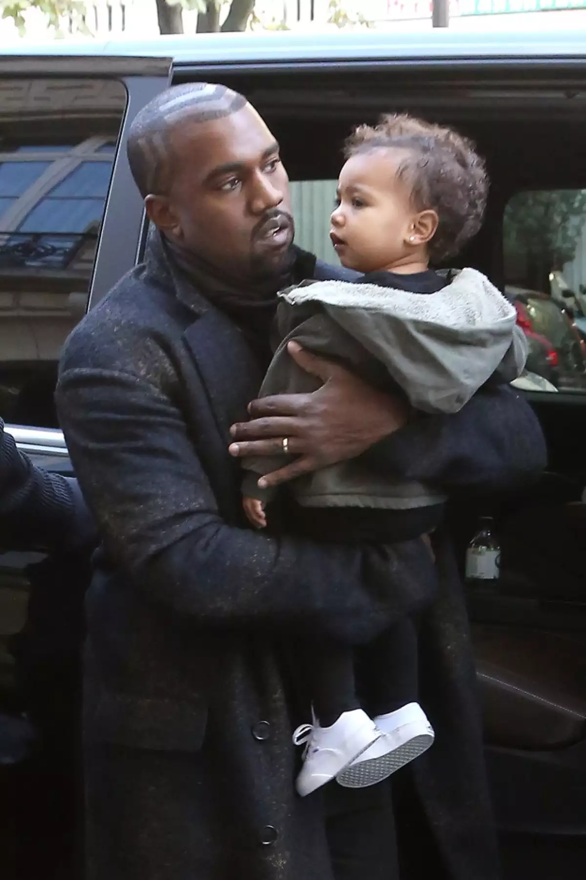 Con tan sólo 18 meses, la hija del rapero y Kim Kardashian será una de las niñas más consentidas durante esta temporada, pues su famoso papá no escatimó en gastos con lujosos presentes.