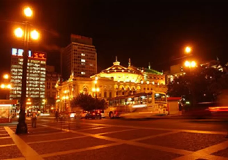 El proyecto en la ciudad de Sao Paolo implica la instalación de lámparas de vapor de sodio que ahorran energía. (Foto: Cortesía Gobierno Sao Paolo)
