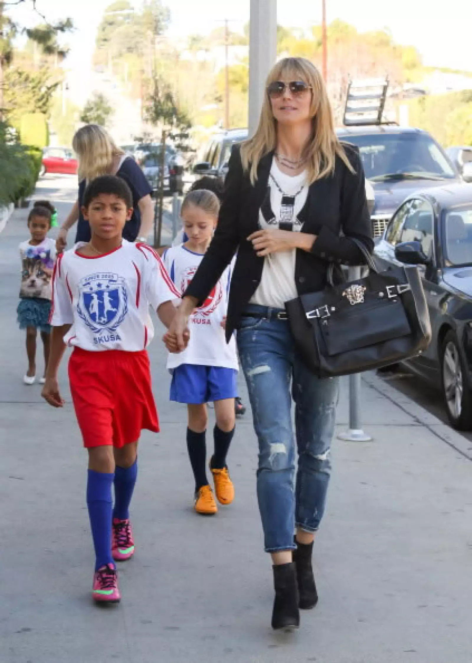 La supermodelo Heidi Klum llevando a su hijo Henry a un partido de fútbol en su colegio.