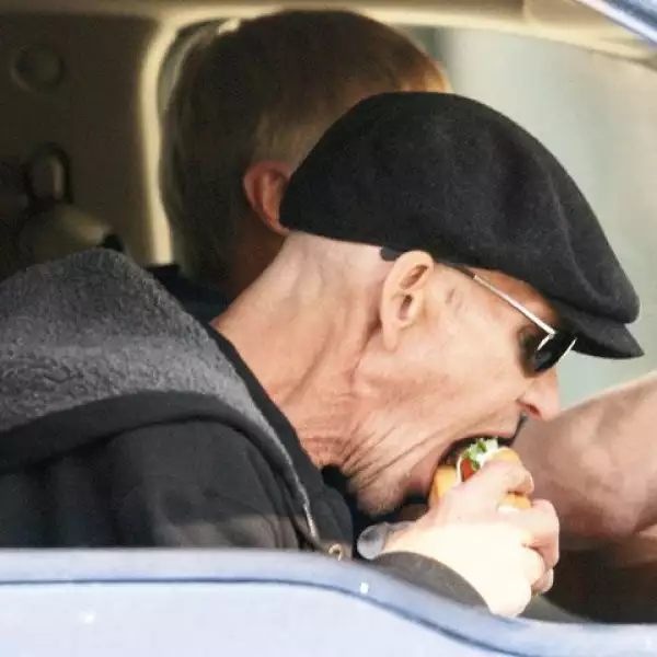 Evita el malestar. Swayze declaró que necesita comer seguido porque, de lo contrario, siente que se quema por dentro.