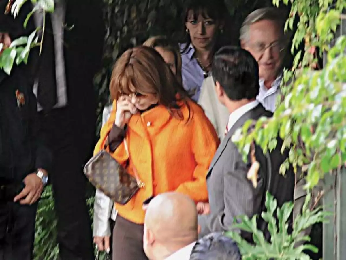 La pareja comenzó su noviazgo ciando terminó la campaña de Angélica como imagen del estado, el 8 de junio. Aquí cuando fueron captados por primera vez ya siendo pareja. Fue en agosto en el restaurante San Ángel Inn.