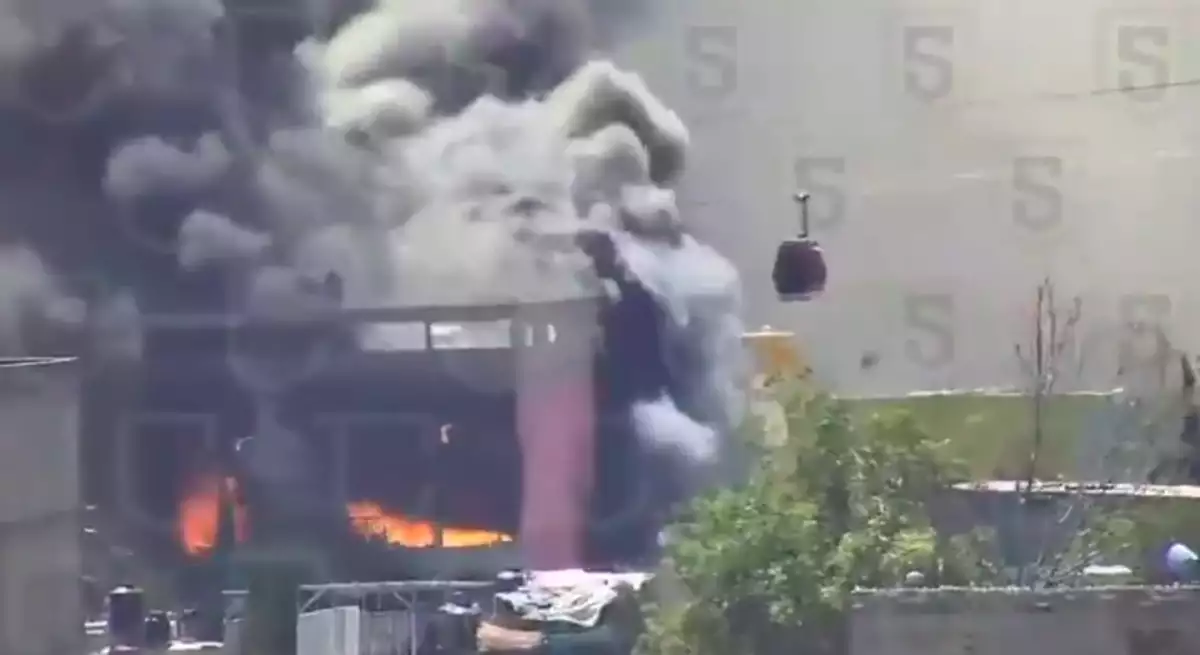 Incendio en Ecatepec hoy: fuego en fábrica de colchones provoca suspensión del Mexicable