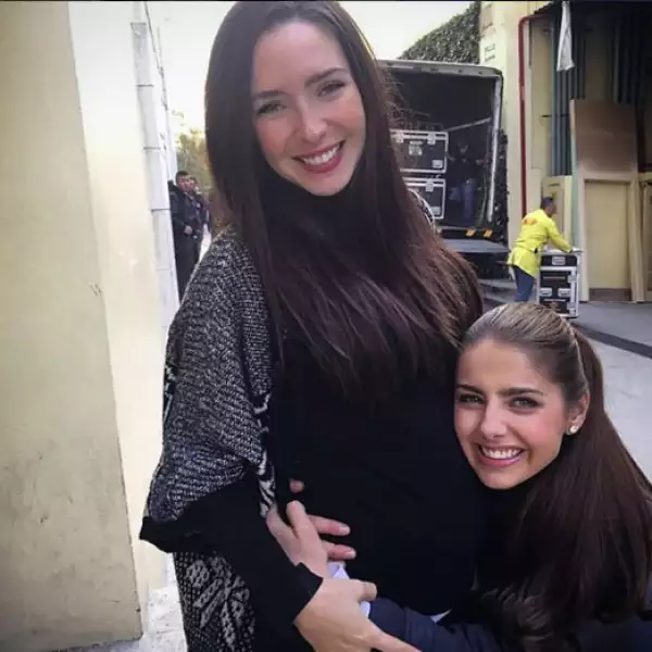 Casi de manera impresionante, el belly de Ariadne creció, y sus amigas no dejaron de disfrutar de este especial cambio.