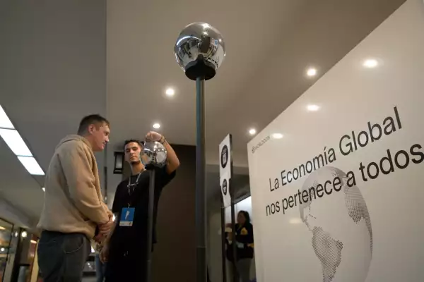 Escanear el iris a cambio de criptomonedas en una Argentina en crisis económica