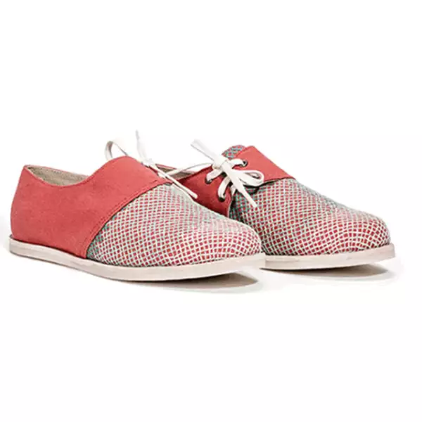 El bordado de estos zapatos está hecho a mano.