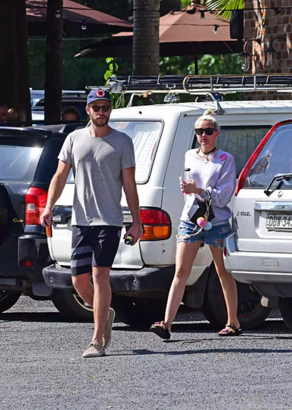 El actor australiano finalmente respondió algunas preguntas sobre su relación con su ex, Miley Cyrus.