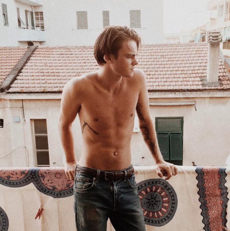 A diferencia de Leo DiCaprio en su juventud, Konrad tiene varios tatuajes en el brazo y el abdomen.