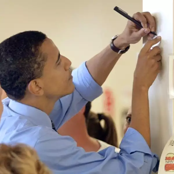 obama escribe en un muro con la mano izquierda