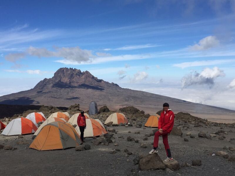 Campamento de grupo durante el ascenso al Uhuru Peak en Tanzania.