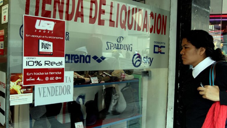 Los expertos recomiendan que antes de comprar elabores una lista donde clasifiques lo que planeas comprar según su importancia.