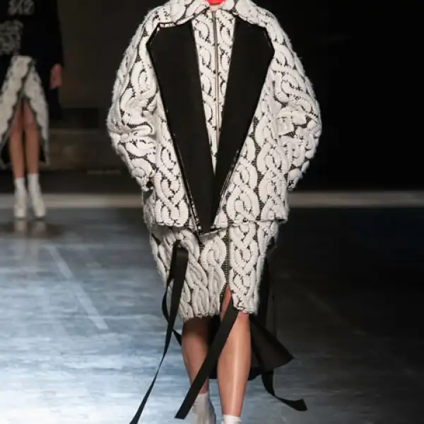 Masha Ma  Moderno, chic y femenino. Esta  colección estuvo inspirada en un momento ?breathtaking?.