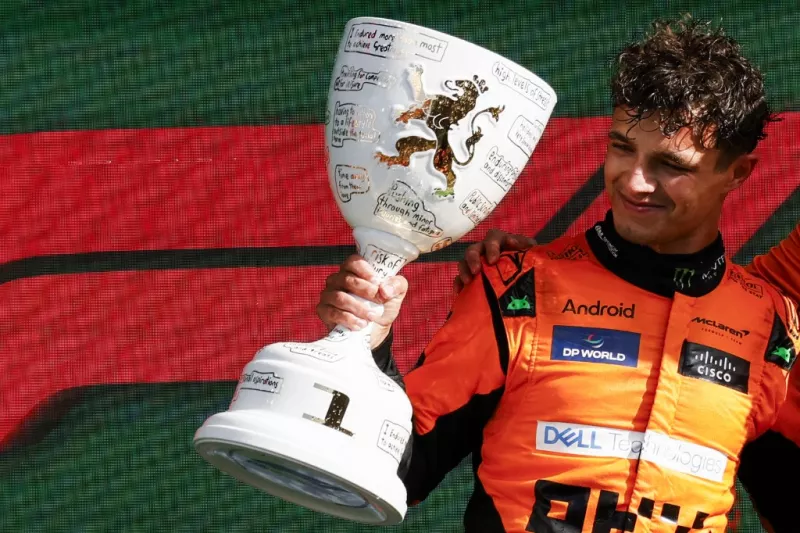 El piloto británico del ganador McLaren, Lando Norris, celebra durante la ceremonia del podio después del Gran Premio de Fórmula Uno de Holanda en el Circuito de Zandvoort, al oeste de los Países Bajos, el 25 de agosto de 2024.