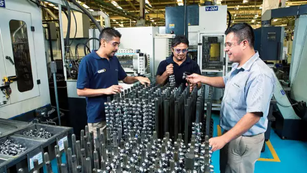 Cada operador maneja 2.5 máquinas, la meta es cuatro máquinas por persona.