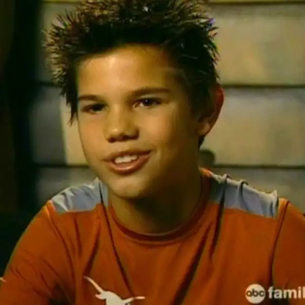 2000. A los ocho años.