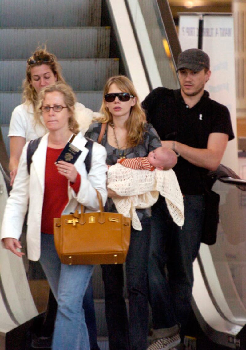 Heath y Michelle aparecen en esta imagen con su hija, quien en ese entonces sólo tenía unos meses de haber nacido.