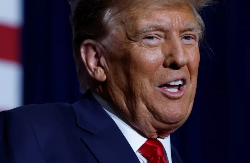 El candidato presidencial republicano y expresidente de los Estados Unidos, Donald Trump, reacciona durante su fiesta de vigilancia nocturna del caucus de Iowa en Des Moines, Iowa, EE. UU., el 15 de enero de 2024.