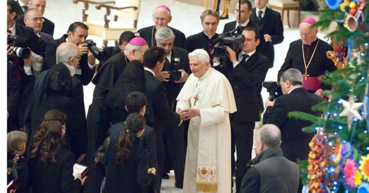 El Papa bendijo a la pareja y luego sus hijos saludaron al Pontífce.
