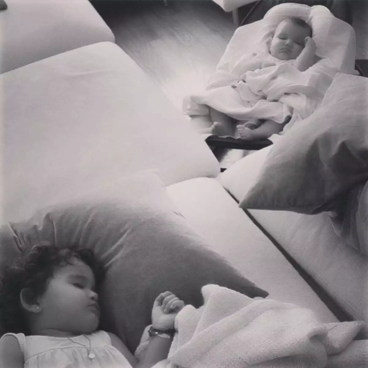 Las adorables hijas de Aarón Díaz y la guapa argentina parecen estar coordinadas, y es que su mamá captó en video el momento previo a que ambas cayeran en los brazos de Morfeo.