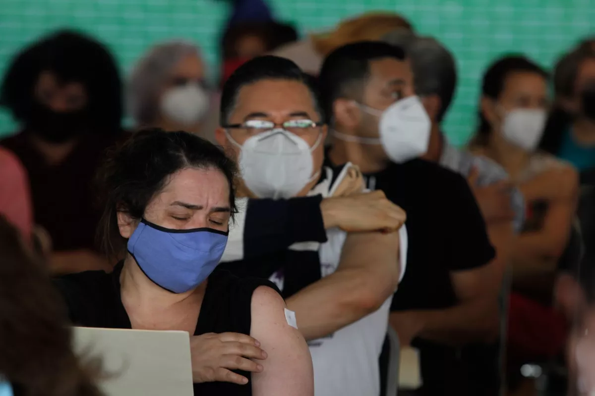 Adultos de 50 a 59 años acudieron a recibir su primera dosis de la vacuna P-fizer contra Covid-19 