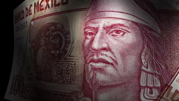 El peso mexicano cierra este viernes con apreciación marginal y la BMV cae 0.8%