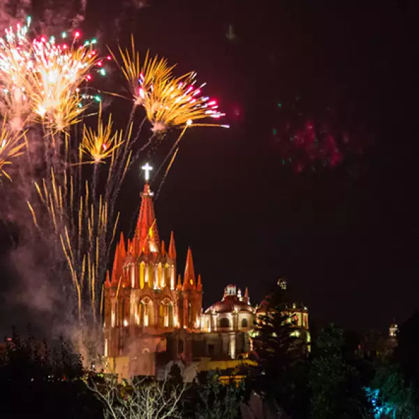 Fuegos artificiales iluminan la mágica ciudad