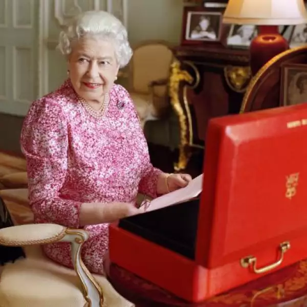 Este año, Isabel II superó a la reina Victoria al cumplir 63 años en el trono. Para conmemorarlo, Mary McCartney, hija de Paul, le hizo este retrato.