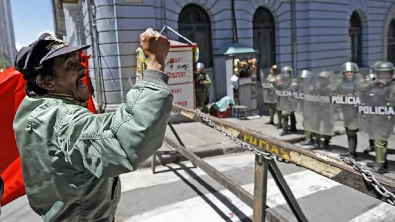 Un manifestante grita a policías bolivianos