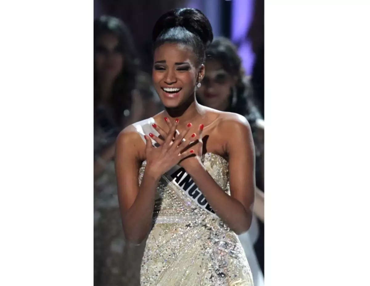 Leila estudia la carrera de Administración de Empresas.