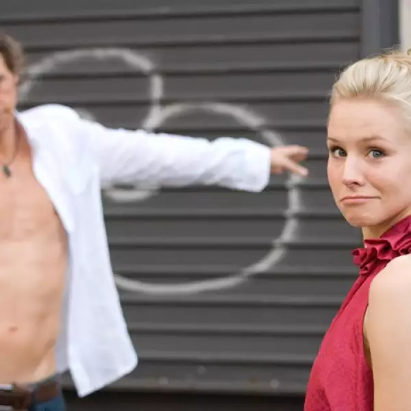 Dax Shepard interpreta a otro de los locos enamorados de Beth. En la vida real, Kristen Bell y Shepard son novios desde hace algunos años.