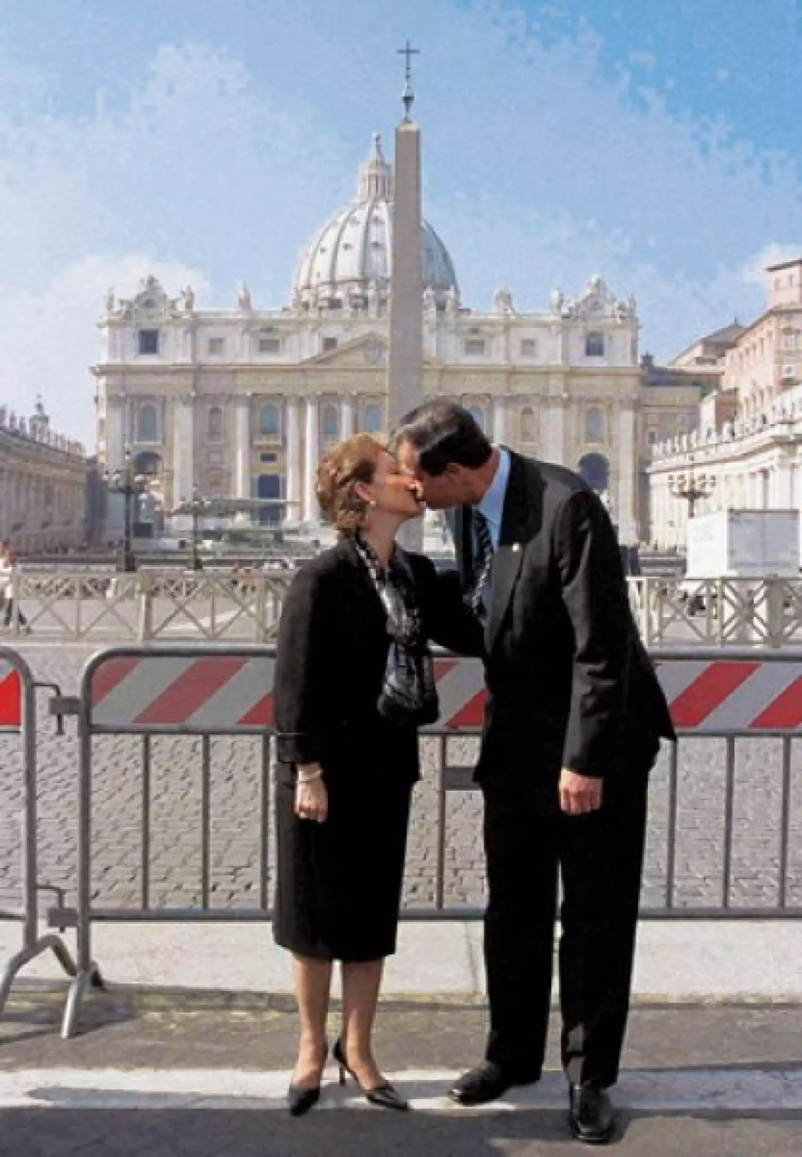 Quizá una de las acciones más criticadas de Marta y Vicente y que dio la vuelta al mundo. En octubre de 2001 la pareja se besó teniendo como fondo la basílica de San Pedro a tres meses de su boda por el civil; Sahagún no era reconocida como esposa legítim
