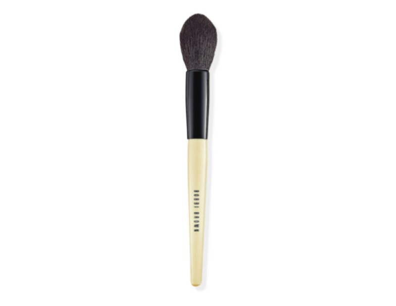 Brocha para polvo, Bobbi Brown, $1,030; El Palacio de Hierro.