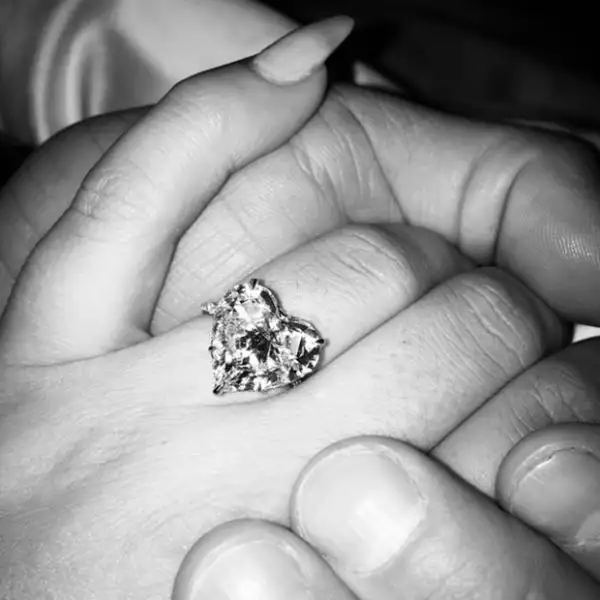 El anillo de compromiso de Lady Gaga es de diamante en forma de corazón.