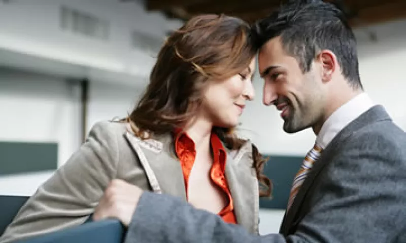 Sólo 17% de las personas que entablaron una relación lo quisieron hacer público en su trabajo. (Foto: Photos to Go)