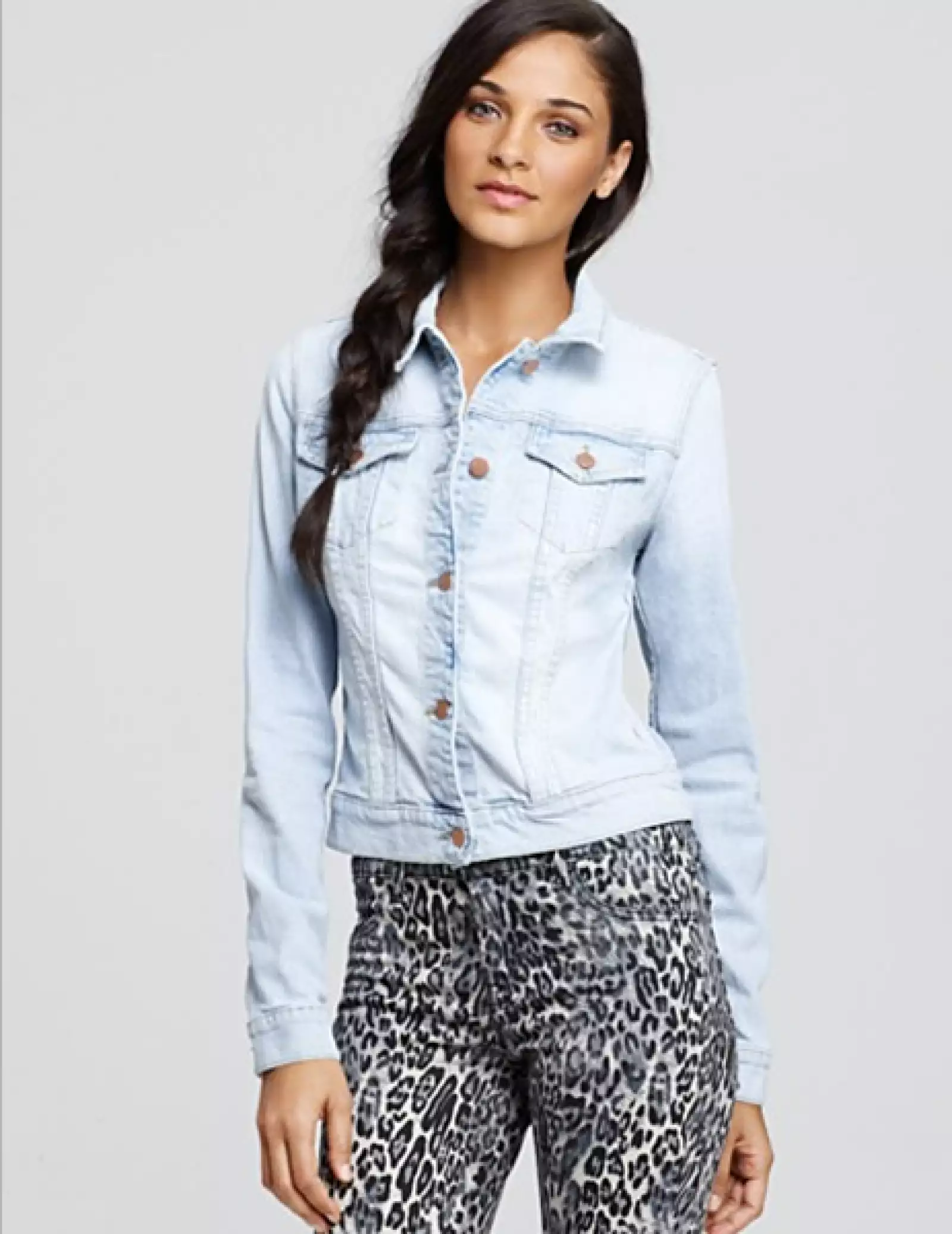 Regresa el denim y con este las chaquetas de mezclillas ideales para mezclarse con cualquier tipo de prendas de carácter semiformal o casual.