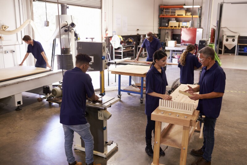 jóvenes aprendices en fábrica