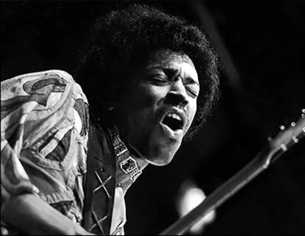 Jimi Hendrix también murió a los 27 años, a causa de una sobredósis de droga.