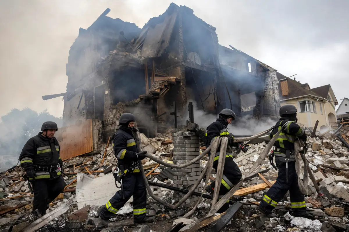 Los trabajadores de emergencia trabajan en el sitio donde se destruyeron casas privadas en un ataque con cohete ruso, en medio del ataque de Rusia a Ucrania, en Markhalivka, región de Kiev, Ucrania, el 25 de mayo de 2025.